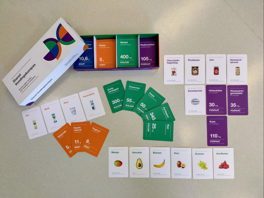 Foto van het kaartspel Voedingskompas van Dianet. Het spel geeft inzicht in de voedingswaarde van producten.