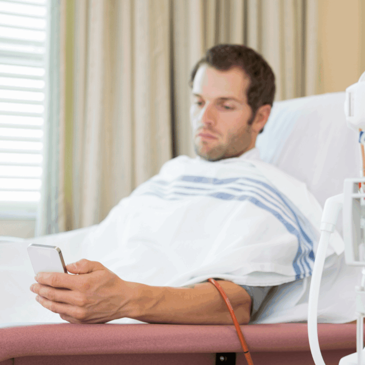 Foto van meneer aan dialysemachine